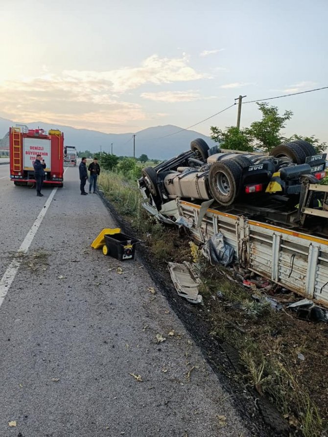 İçecek yüklü tır şarampole devrildi