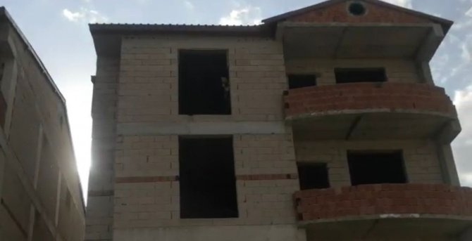 İnşaata çıkan genci polis ekipleri ikna etti