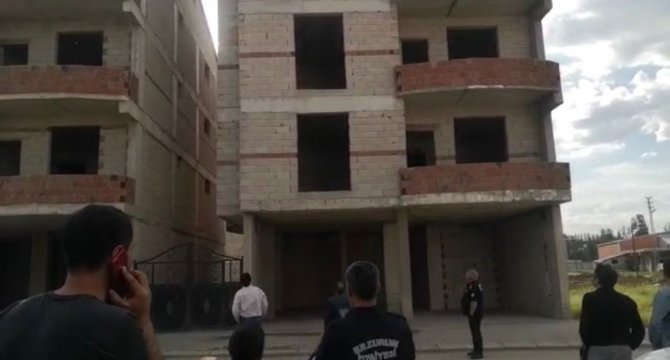 İnşaata çıkan genci polis ekipleri ikna etti