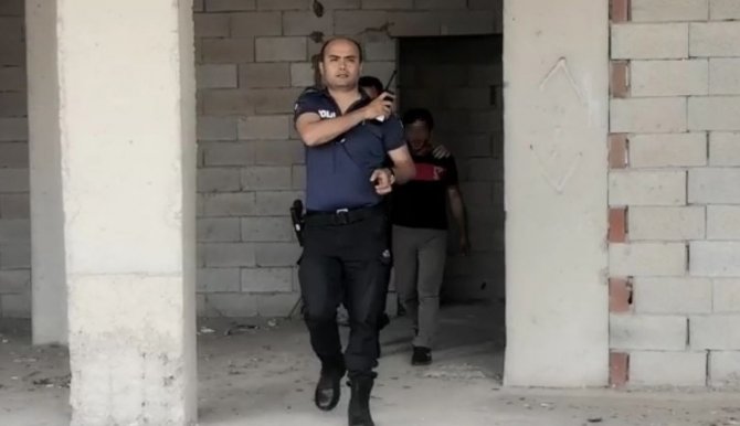 İnşaata çıkan genci polis ekipleri ikna etti
