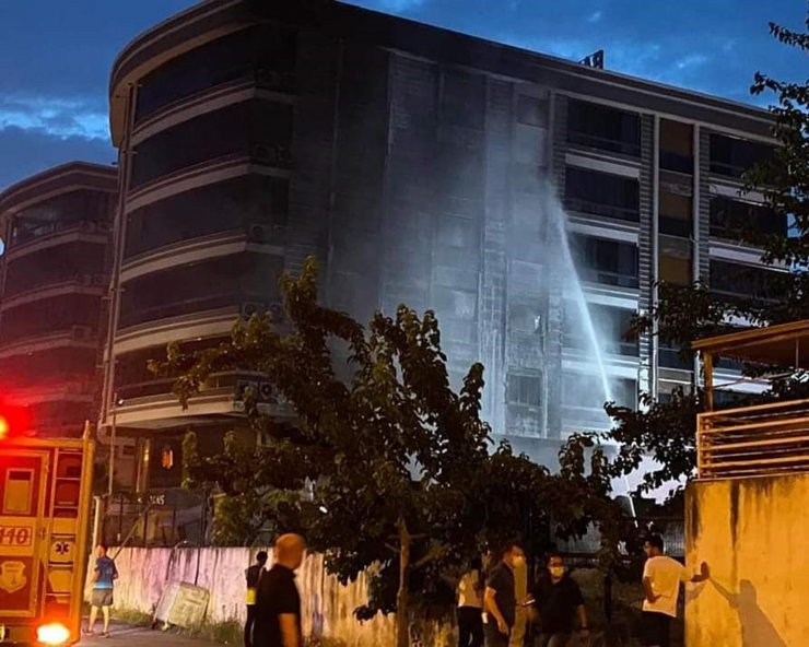 İzmir'de depoda çıkan yangın yakındaki apartmana sıçradı