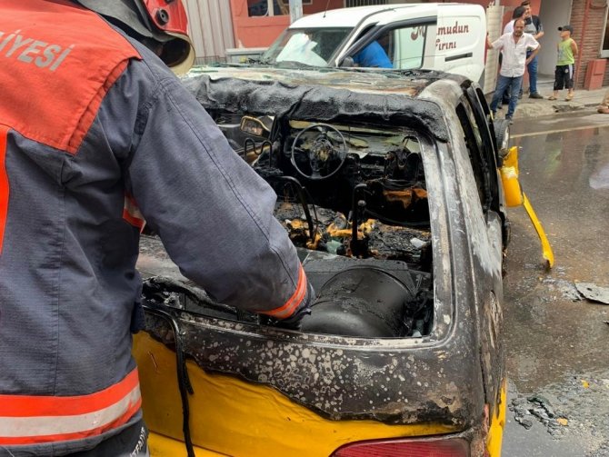 Kazaya karıştı, alev topuna dönen otomobilini bırakıp kaçtı