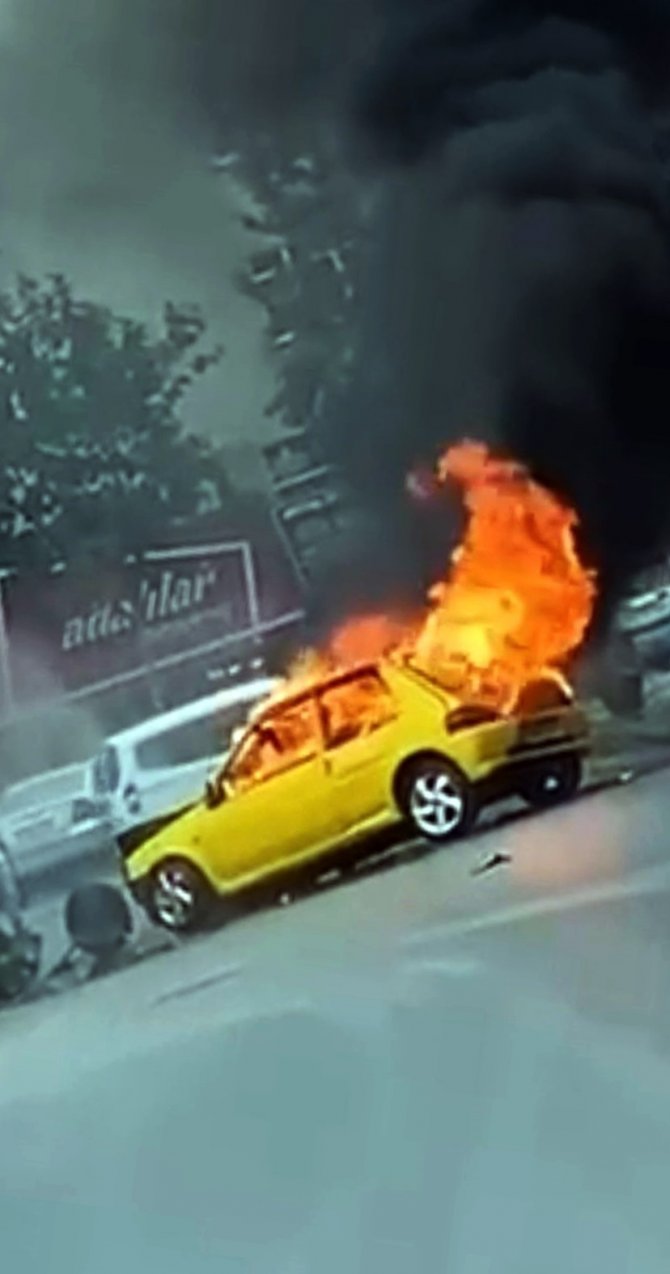 Kazaya karıştı, alev topuna dönen otomobilini bırakıp kaçtı