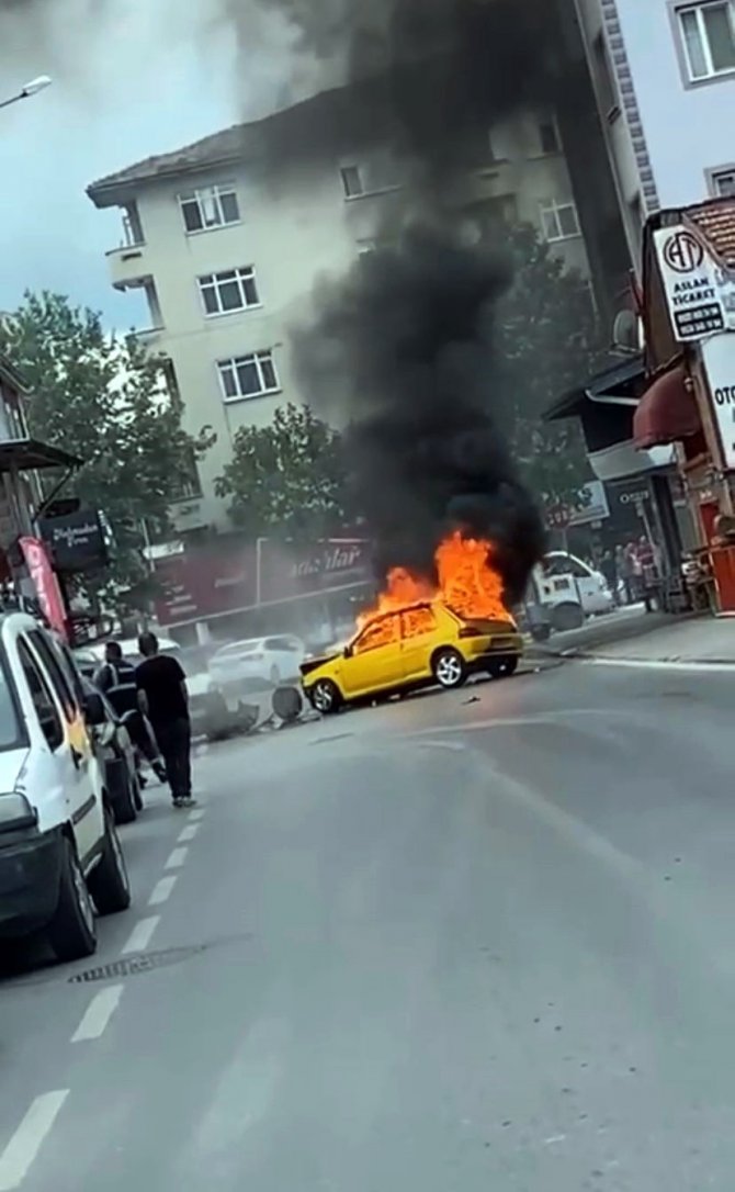 Kazaya karıştı, alev topuna dönen otomobilini bırakıp kaçtı