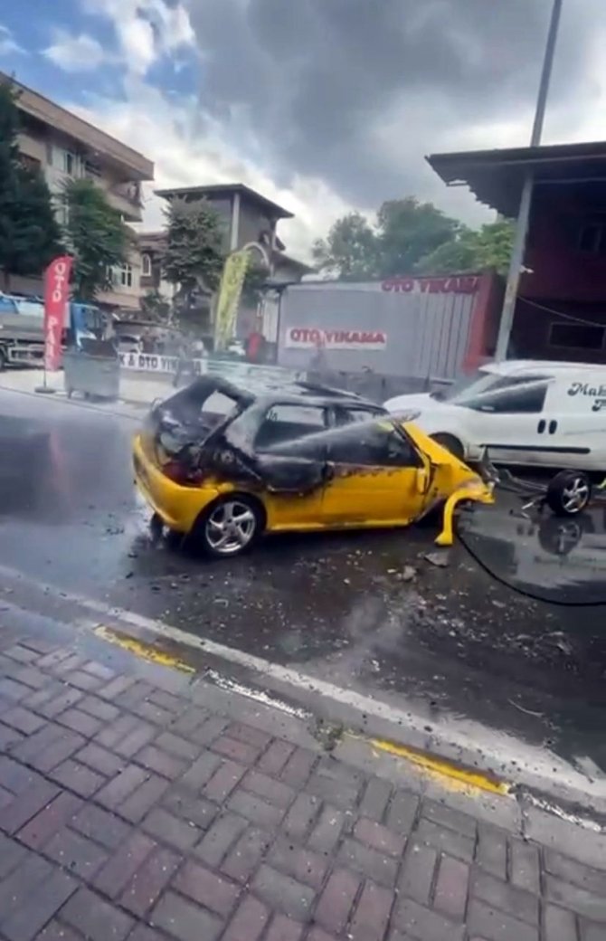 Kazaya karıştı, alev topuna dönen otomobilini bırakıp kaçtı