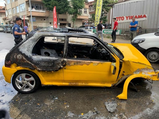 Kazaya karıştı, alev topuna dönen otomobilini bırakıp kaçtı