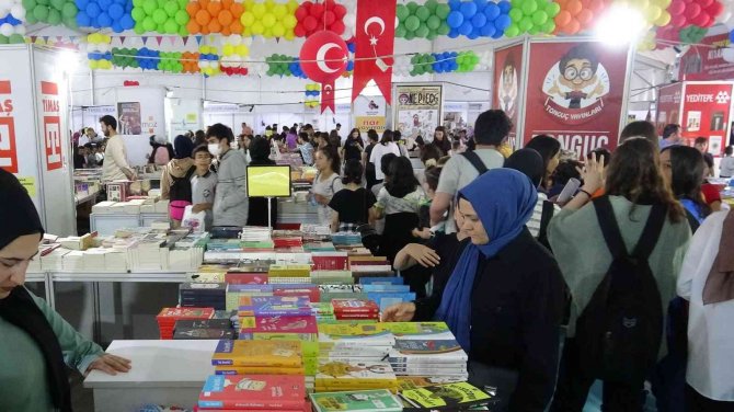 Kitap fuarına 7’sinden 70’ine yoğun ilgi