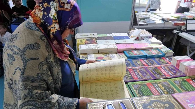 Kitap fuarına 7’sinden 70’ine yoğun ilgi
