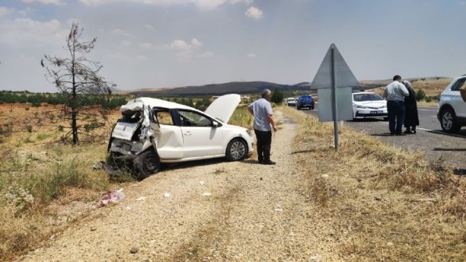 Kum yüklü tır otomobille çarpıştı