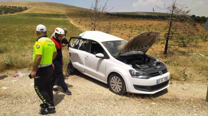 Kum yüklü tır otomobille çarpıştı