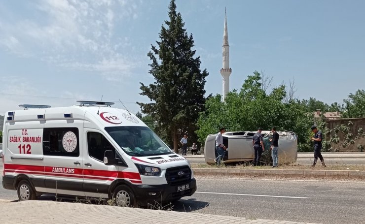 Lastiği patlayan otomobil devrildi: 3 yaralı