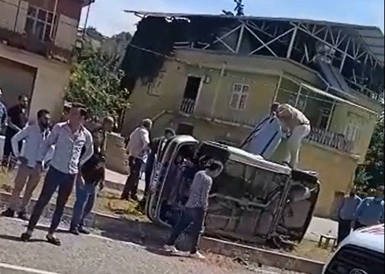 Lastiği patlayan otomobil devrildi: 3 yaralı