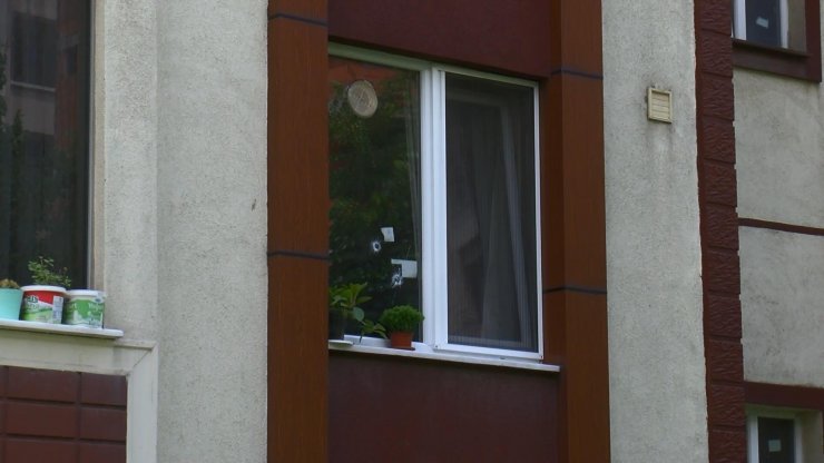 Önce eşini yaraladı sonra rehin aldı