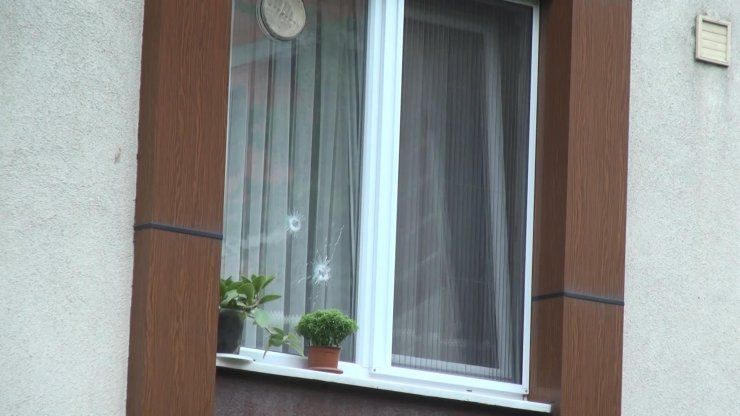 Önce eşini yaraladı sonra rehin aldı