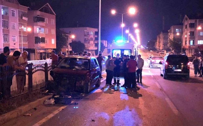 Otomobil köpeğe çarptı: 5 yaralı