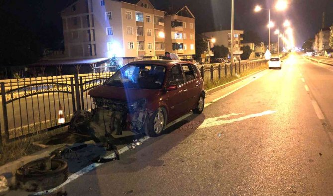 Otomobil köpeğe çarptı: 5 yaralı