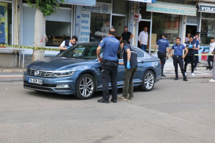Otomobilinde silahlı saldırıda yaralandı