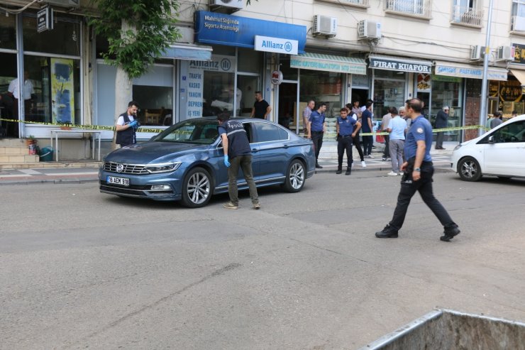 Otomobilinde silahlı saldırıda yaralandı