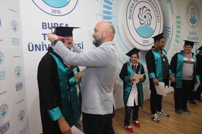 Özel öğrencilerin mezuniyet sevinci