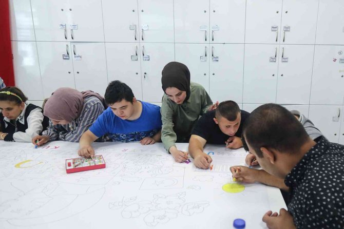 Özel öğrencilerin mezuniyet sevinci