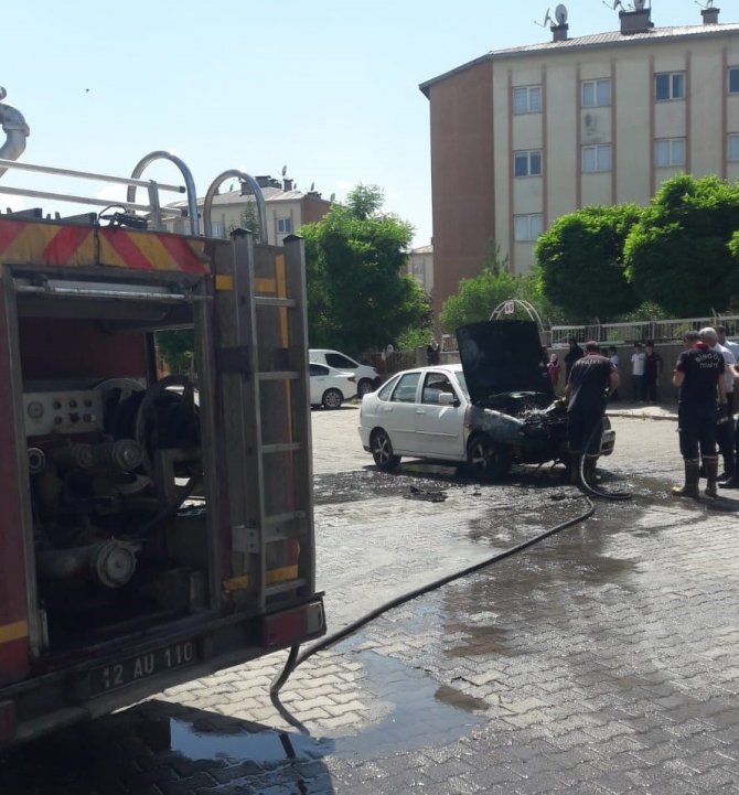Seyir halindeki otomobil alev aldı