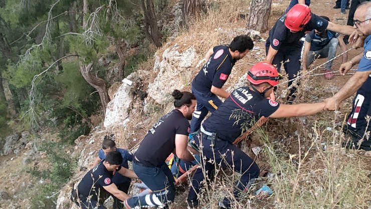 Seyir terasından kayalıklara düştü, itfaiye kurtardı