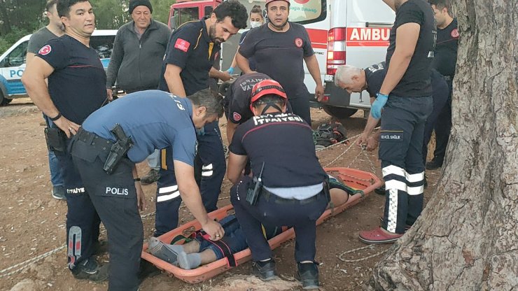 Seyir terasından kayalıklara düştü, itfaiye kurtardı