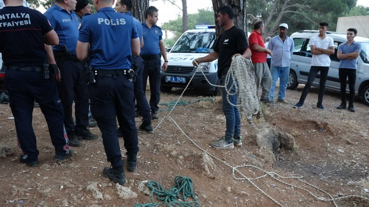 Seyir terasından kayalıklara düştü, itfaiye kurtardı