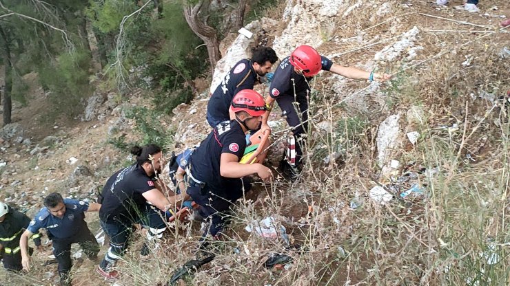 Seyir terasından kayalıklara düştü, itfaiye kurtardı