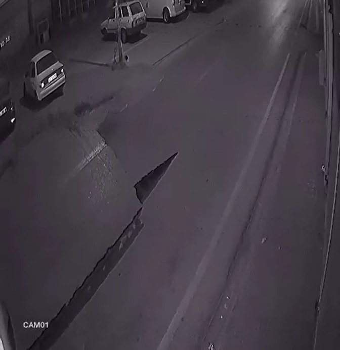 Su borusu patlayınca yol yarıldı