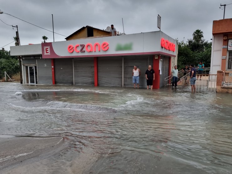 Su borusu patlayınca yol yarıldı