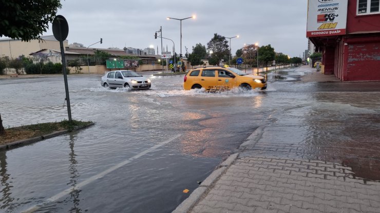 Su borusu patlayınca yol yarıldı