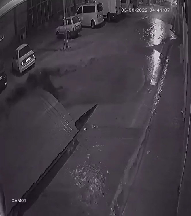 Su borusu patlayınca yol yarıldı