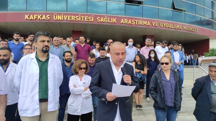 Tehdit edilen cerrah, evinin önünde bıçaklandı