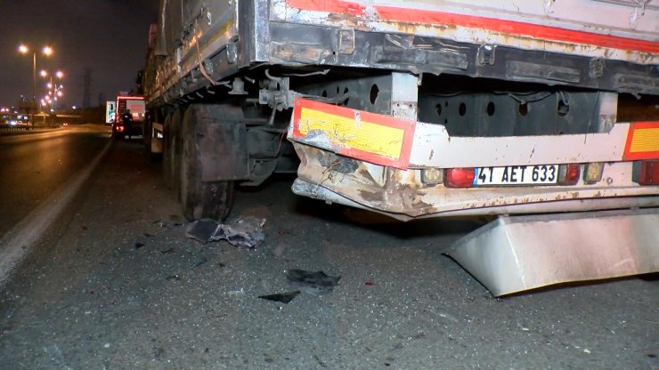 TEM Otoyolu’nda otomobil tır’a çarptı