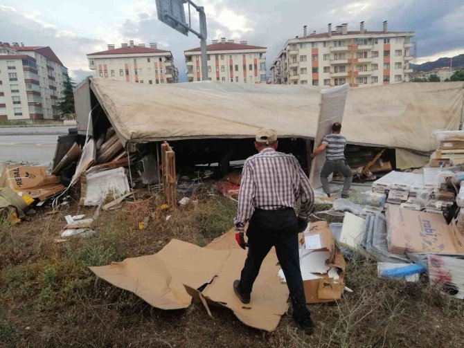 Tır devrildi, sürücü yaralandı