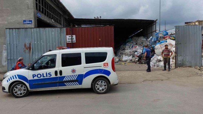 Üzerine 2 tonluk atık balyası düştü