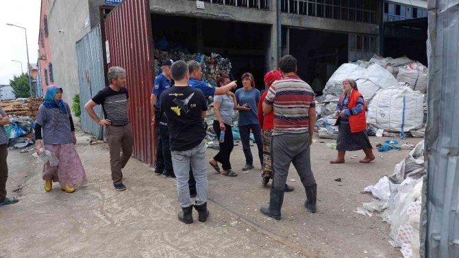 Üzerine 2 tonluk atık balyası düştü