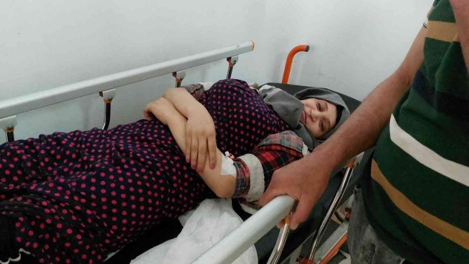 Üzerine 2 tonluk atık balyası düştü