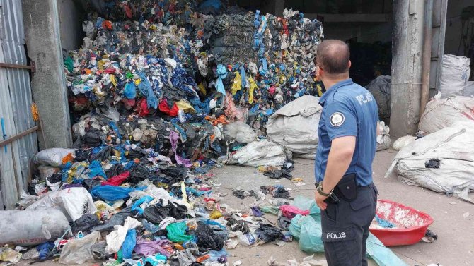 Üzerine 2 tonluk atık balyası düştü