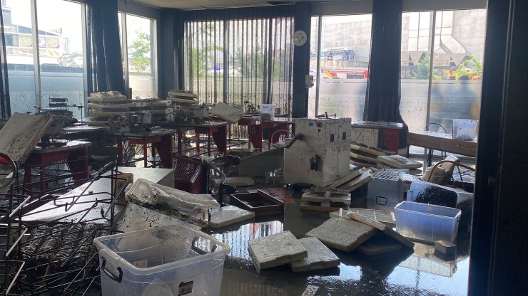 Yağış nedeniyle yolu su bastı, minibüstekiler iş makinesiyle kurtarıldı