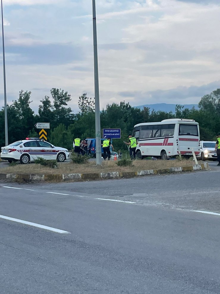 Yolun karşısına geçmek isterken canından oldu