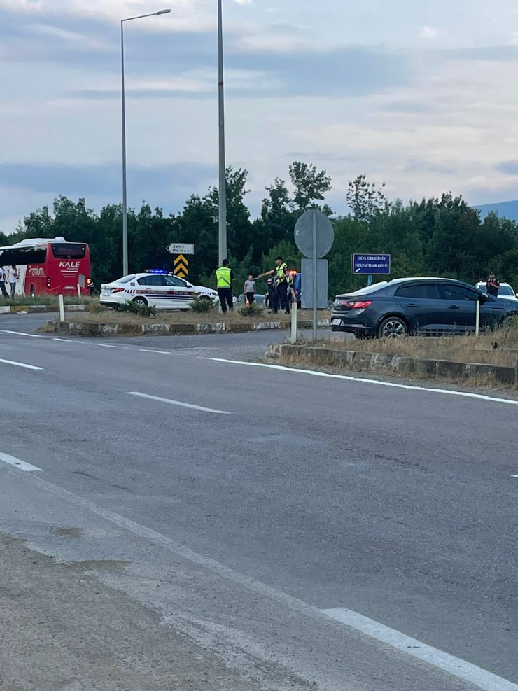 Yolun karşısına geçmek isterken canından oldu