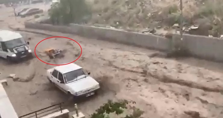 Ankara'da sağanak; yolu su bastı, minibüstekiler iş makinesiyle kurtarıldı