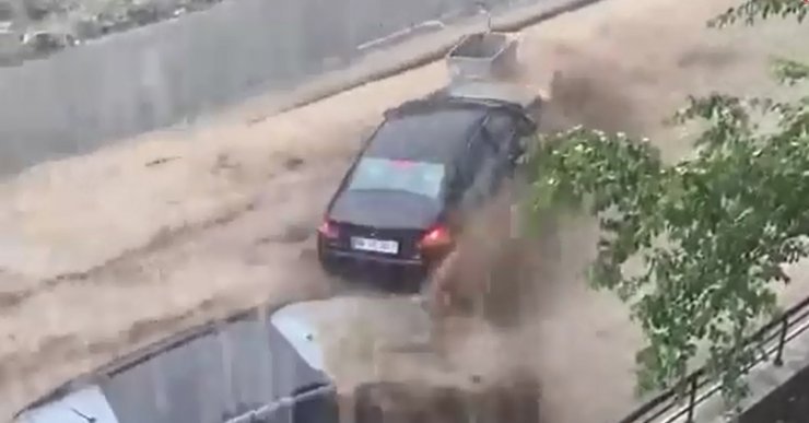 Ankara'da sağanak; yolu su bastı, minibüstekiler iş makinesiyle kurtarıldı