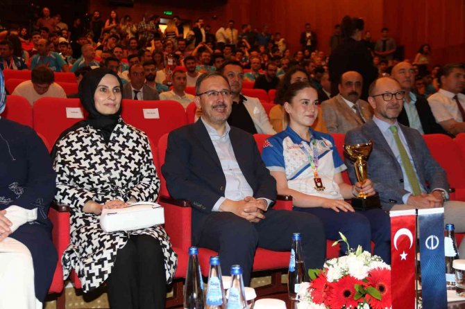 Bakan Kasapoğlu Eskişehir’de öğrencilerle buluştu