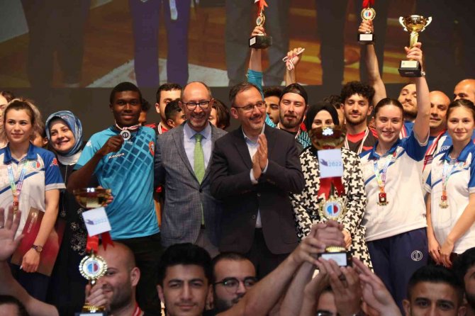 Bakan Kasapoğlu Eskişehir’de öğrencilerle buluştu