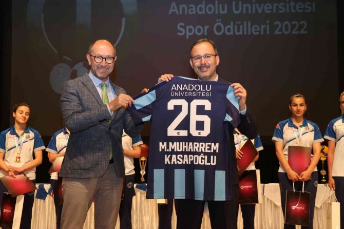 Bakan Kasapoğlu Eskişehir’de öğrencilerle buluştu