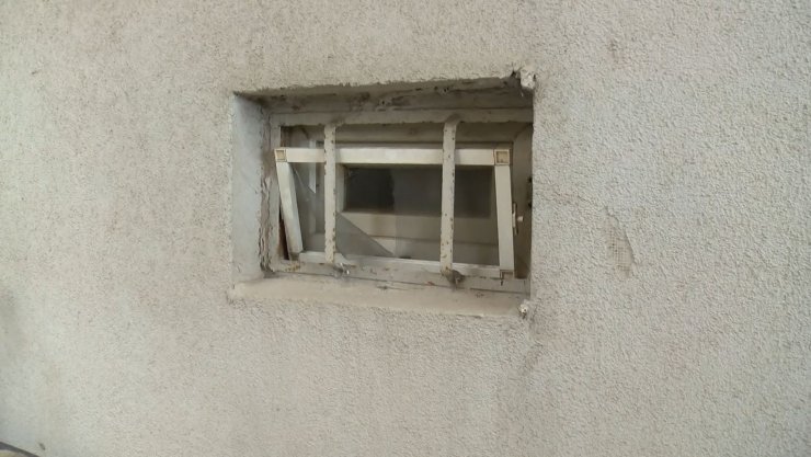 Banyodaki kadını gözetleyen şüpheliye kadının eşinden dayak