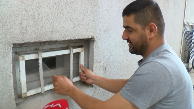 Banyodaki kadını gözetleyen şüpheliye kadının eşinden dayak